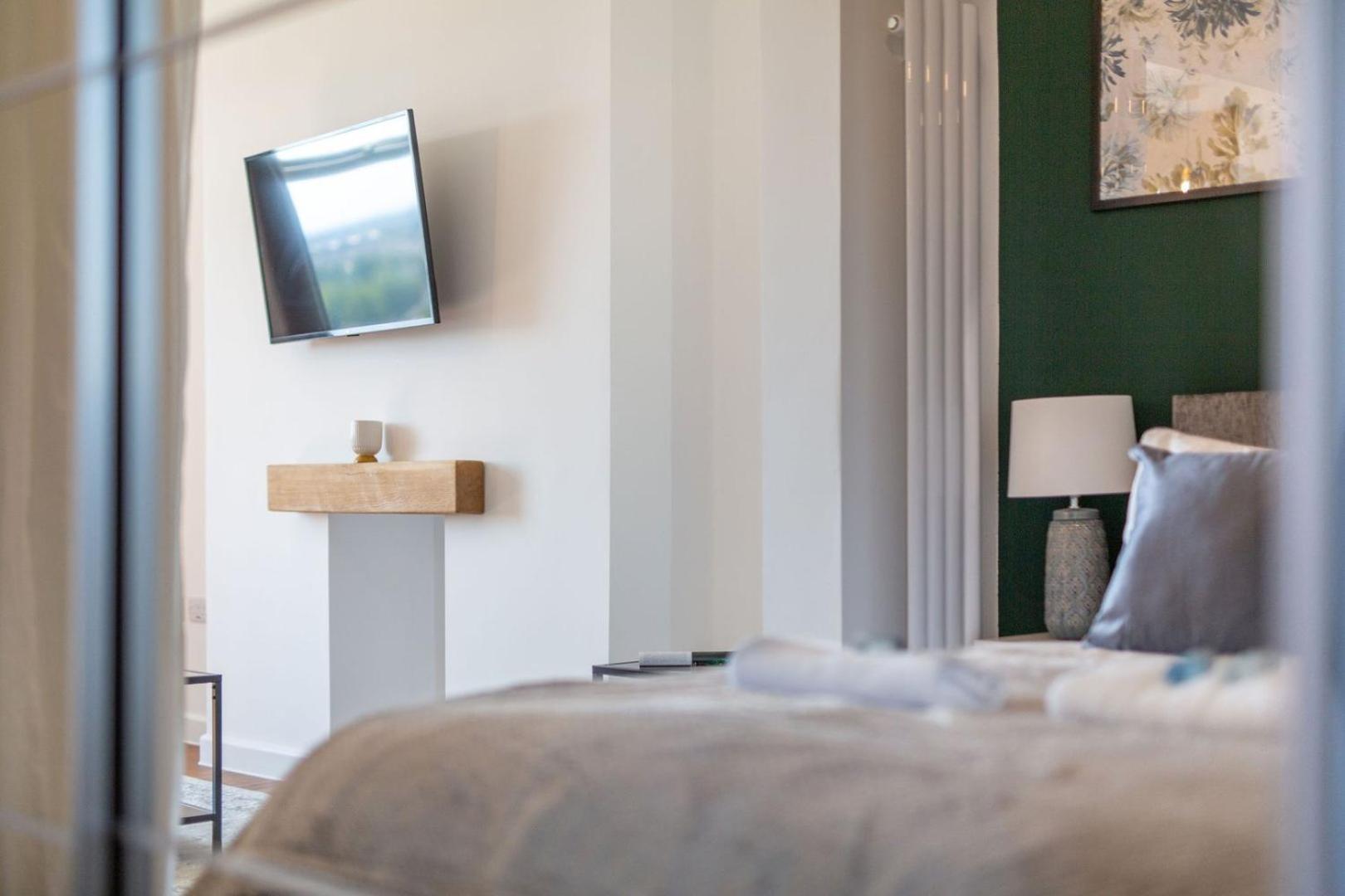 Studio Apartment With 65" Smart Tv Newport (Gwent) Exterior foto