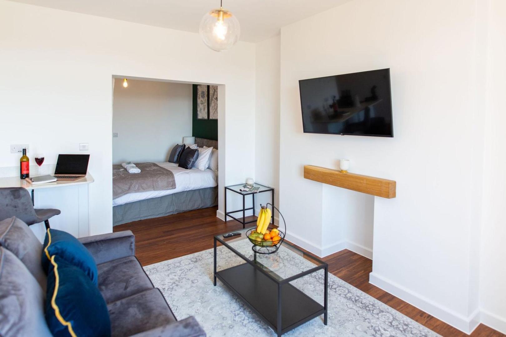 Studio Apartment With 65" Smart Tv Newport (Gwent) Exterior foto