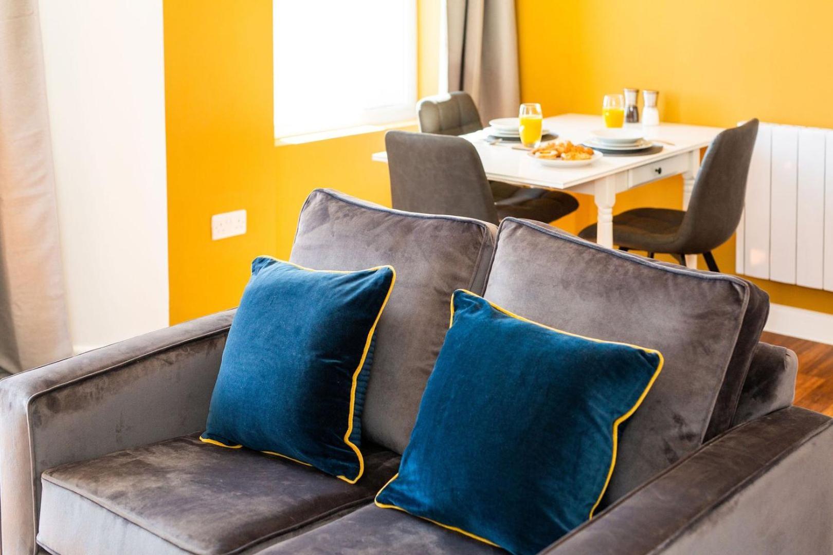 Studio Apartment With 65" Smart Tv Newport (Gwent) Exterior foto