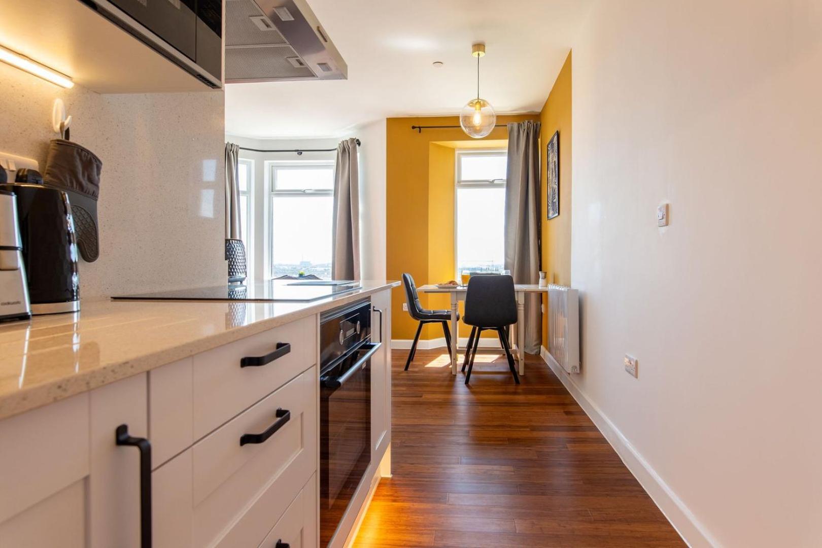 Studio Apartment With 65" Smart Tv Newport (Gwent) Exterior foto