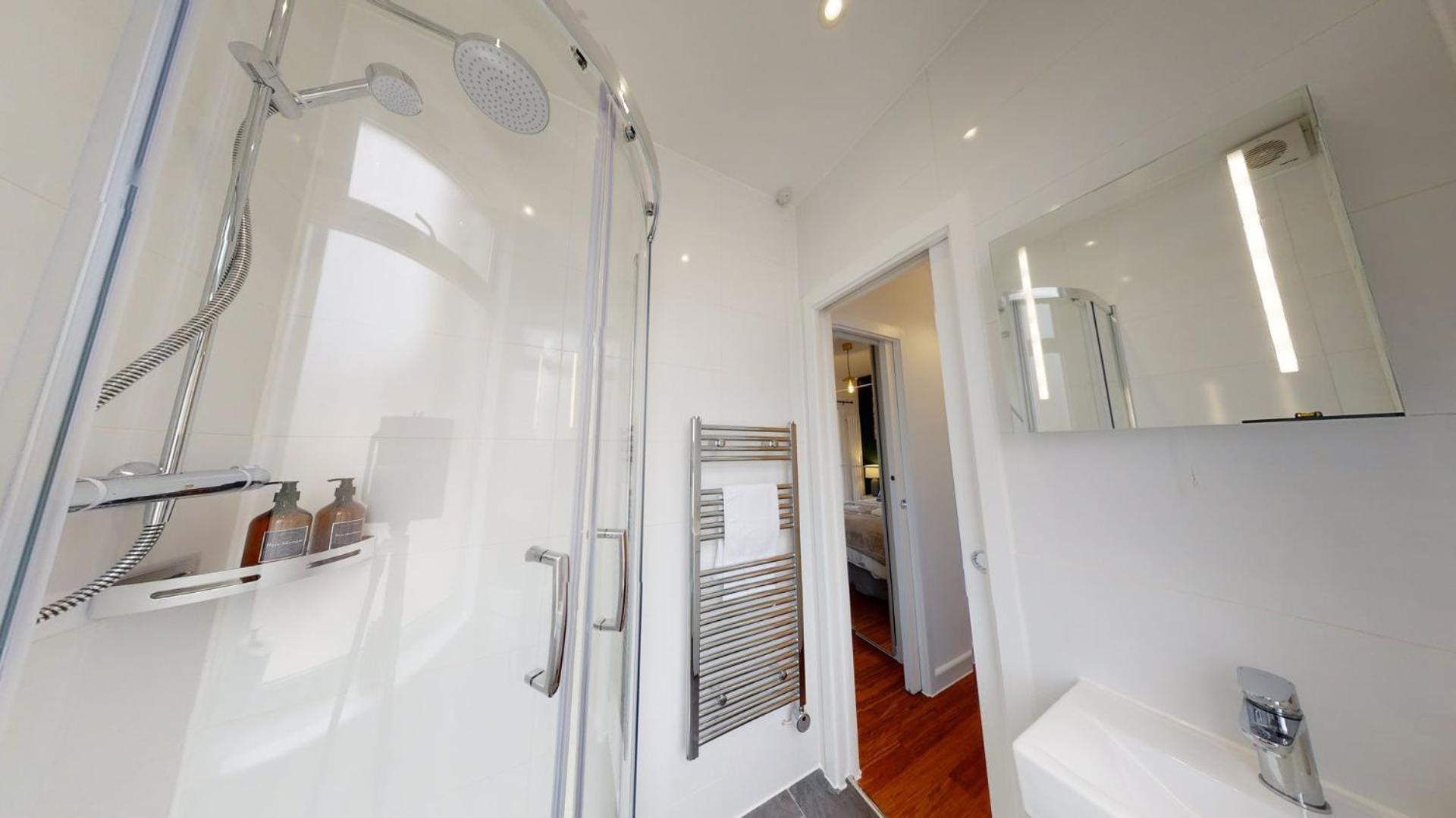 Studio Apartment With 65" Smart Tv Newport (Gwent) Exterior foto